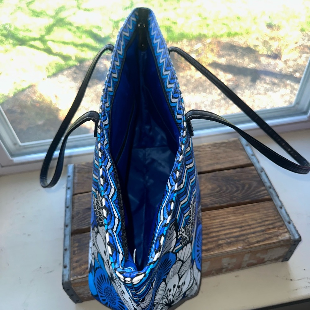 Vera Bradley  Blue Bayou Shoulder Bag in a Vibrant Blue & Black Pattern -NWOT - Picture 5 of 15
